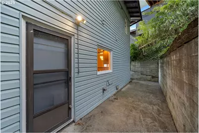 2604 SW Buckingham Ave, Portland, OR 97201 - Photo 16