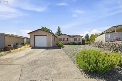 290 Adams Loop, Roseburg, OR 97471 - Photo 2