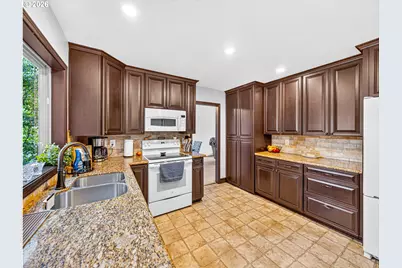 987 NE 5th Dr, Hillsboro, OR 97124 - Photo 6