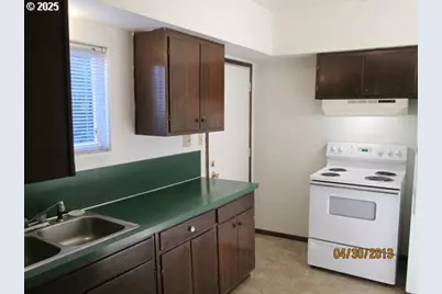 736 5th St, Springfield, OR 97477 - Photo 2