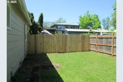 736 5th St, Springfield, OR 97477 - Photo 8