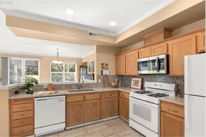 13385 SW Kingston Pl, Tigard, OR 97223 - Photo 10