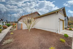 3023 Hummingbird Ln, Eugene, OR 97405 - Photo 4