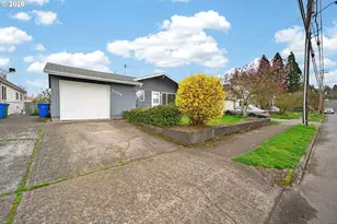 2304 SE 101st Ave, Portland, OR 97216 - Photo 4
