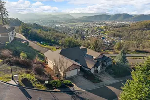 1556 NE Kennedy Loop Dr, Roseburg, OR 97470 - Photo 4