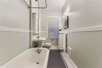 2127 NW Irving St #202, Portland, OR 97210 - Photo 16