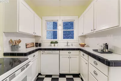 2127 NW Irving St #202, Portland, OR 97210 - Photo 14