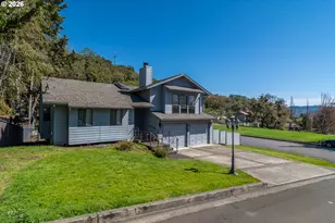 107 Woodoak Dr, Roseburg, OR 97471 - Photo 2