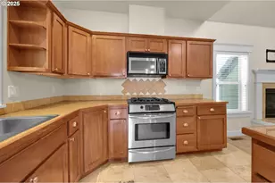 3435 Meadow View Dr, Eugene, OR 97408 - Photo 12