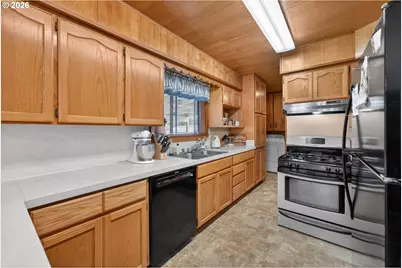 1456 NW Almira St, Roseburg, OR 97471 - Photo 12