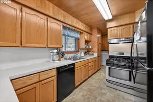 1456 NW Almira St, Roseburg, OR 97471 - Photo 12