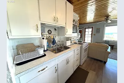 4567 Arch St, Florence, OR 97439 - Photo 8
