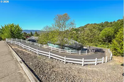 2804 NW Daysha Dr, Roseburg, OR 97471 - Photo 2