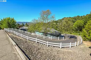 2804 NW Daysha Dr, Roseburg, OR 97471 - Photo 2