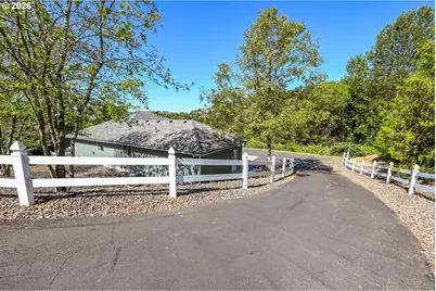 2804 NW Daysha Dr, Roseburg, OR 97471 - Photo 4