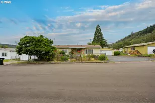 172 W Kristen Ct, Roseburg, OR 97471 - Photo 4