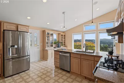 2105 NW Couch St, Camas, WA 98607 - Photo 14