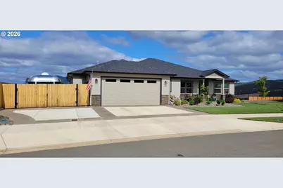 879 Pebble Crk St, Sutherlin, OR 97479 - Photo 2