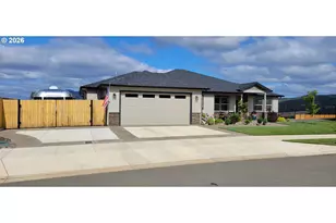 879 Pebble Creek St, Sutherlin, OR 97479 - Photo 2