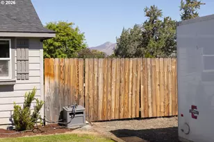 2721 NE 6th Dr, Redmond, OR 97756 - Photo 4
