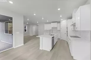 415 SW 32nd St, Battle Ground, WA 98604 - Photo 2