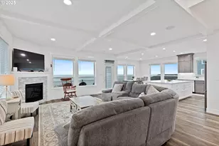 813 SW 9th St, Lincoln City, OR 97367 - Photo 2