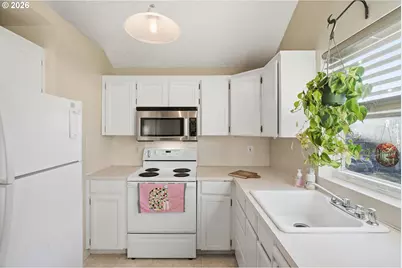 16641 SE Naegeli Dr, Portland, OR 97236 - Photo 10