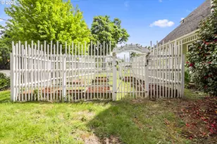 1067 Oak St, Silverton, OR 97381 - Photo 8