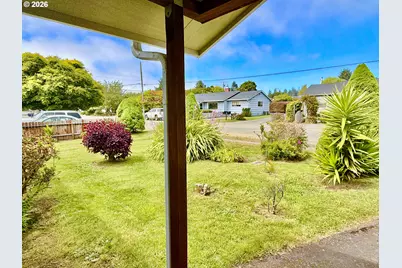 321 Maple St, Brookings, OR 97415 - Photo 10