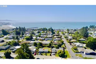 321 Maple St, Brookings, OR 97415 - Photo 6