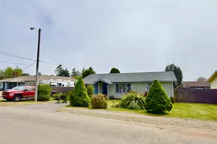 321 Maple St, Brookings, OR 97415 - Photo 2