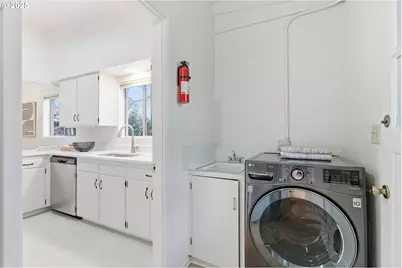 8456 SW Canyon Dr, Portland, OR 97225 - Photo 24