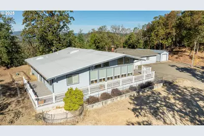 237 Country Ln, Roseburg, OR 97471 - Photo 2