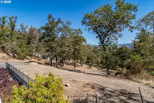 237 Country Ln, Roseburg, OR 97471 - Photo 10