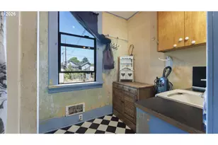 976 S 5th St, Coos Bay, OR 97420 - Photo 16
