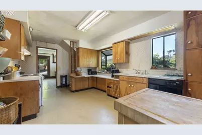 976 S 5th St, Coos Bay, OR 97420 - Photo 12