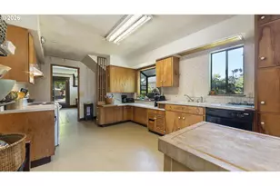 976 S 5th St, Coos Bay, OR 97420 - Photo 12