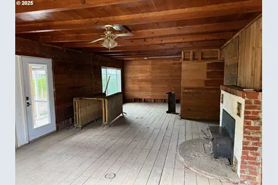 202 NE Fulton St, Roseburg, OR 97470 - Photo 4