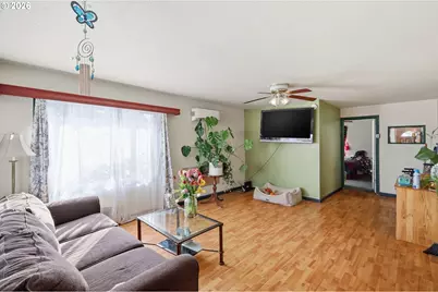 1012 7th St, Springfield, OR 97477 - Photo 8