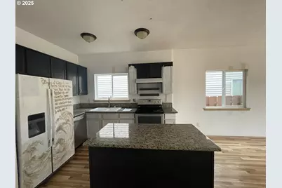 702 NE 94th Ave, Portland, OR 97220 - Photo 10