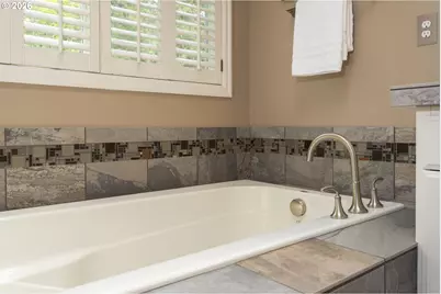 9004 SW Lancelot Ln, Portland, OR 97219 - Photo 22