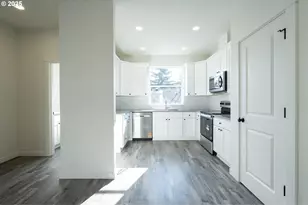 11189 SE Stark St, Portland, OR 97216 - Photo 12