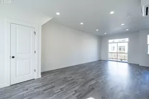 11189 SE Stark St, Portland, OR 97216 - Photo 8