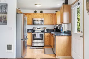 8253 N Bliss St, Portland, OR 97203 - Photo 16