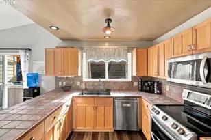 729 N 8th St, Coos Bay, OR 97420 - Photo 14