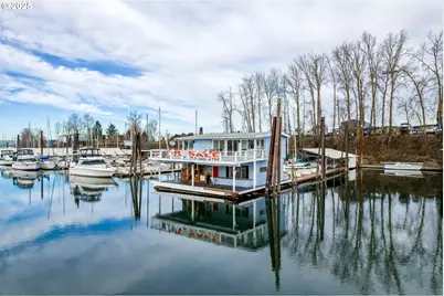 300 NE Tomahawk Island Dr #E10, Portland, OR 97035 - Photo 1