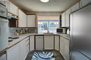 300 NE Tomahawk Island Dr, Portland, OR 97035 - Photo 28