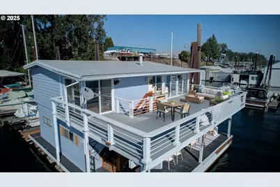 300 NE Tomahawk Island Dr #E10, Portland, OR 97035 - Photo 2