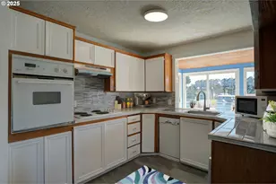 300 NE Tomahawk Island Dr, Portland, OR 97035 - Photo 6