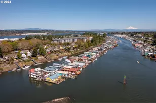 584 N Tomahawk Island Dr, Portland, OR 97217 - Photo 2